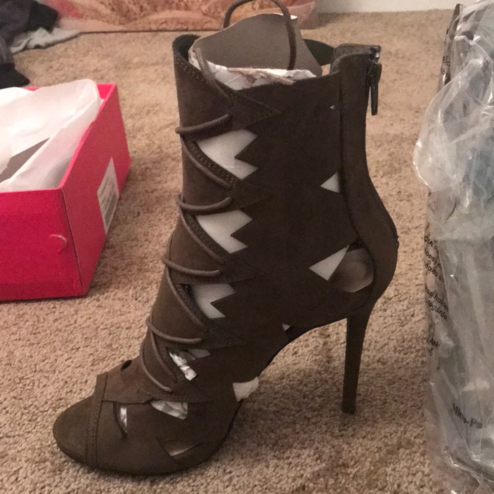 heels - Picture 2 of 2